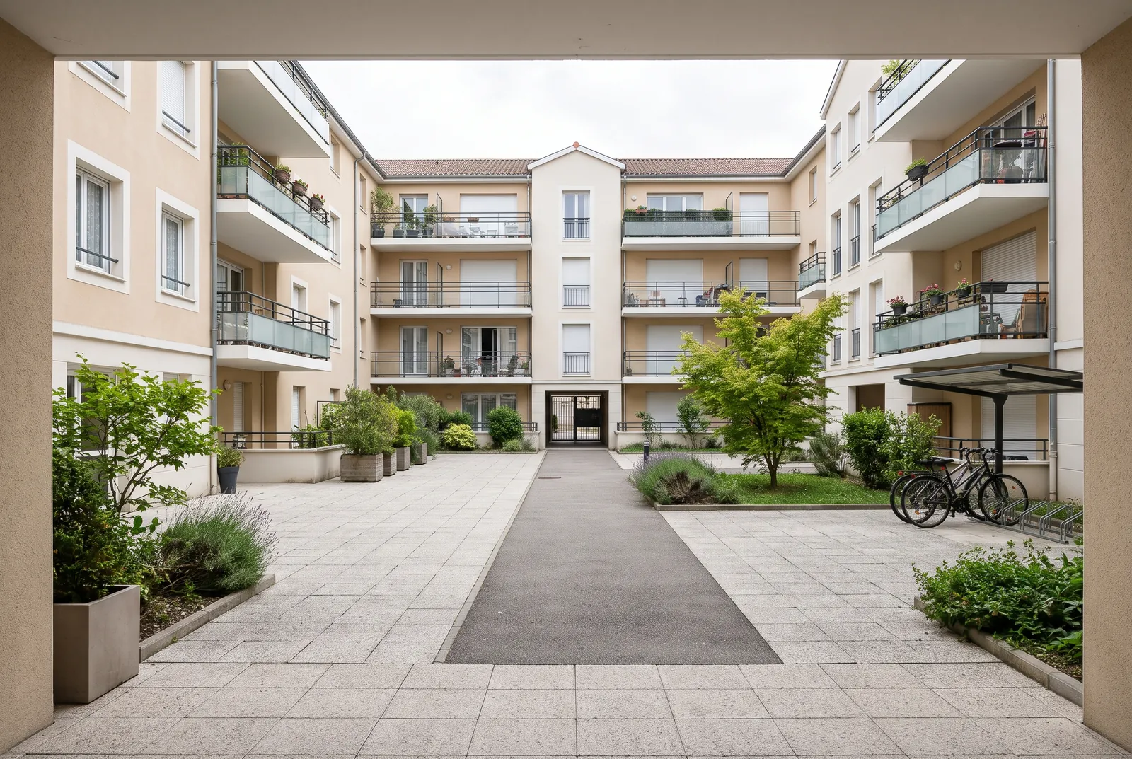 Cour intérieure d'un immeuble à Décines